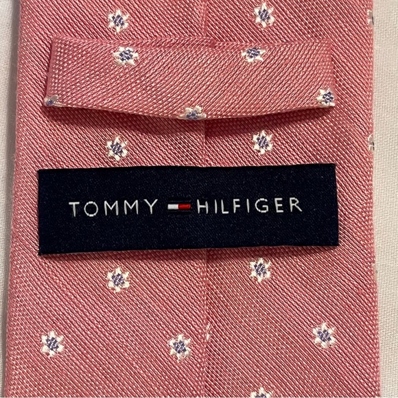 Tommy Hilfiger Men’s Tie. Pink with white & Blue Flowers. Silk & Linen - Picture 5 of 7